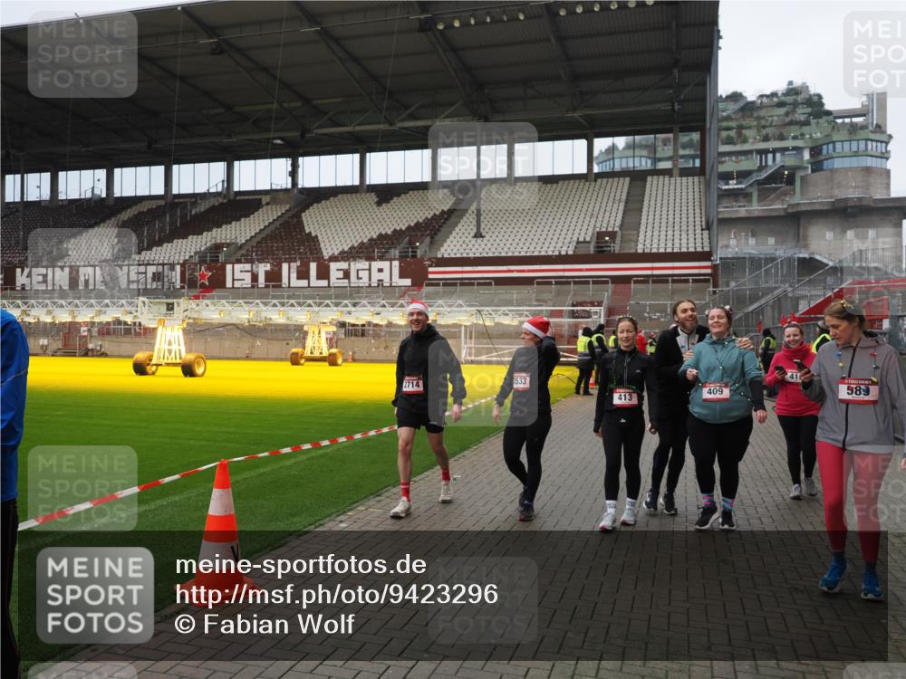 07.12.2025 - St. Pauli X-Mass-Run No. 15 Fabian Wolf http://msf.ph/oto/9423296 07.12.2025 11:58:52 Ziel 409, 413, 415, 419, 589, 1777, 3192, 3533, 4312, 4505 meine-sportfotos.de
