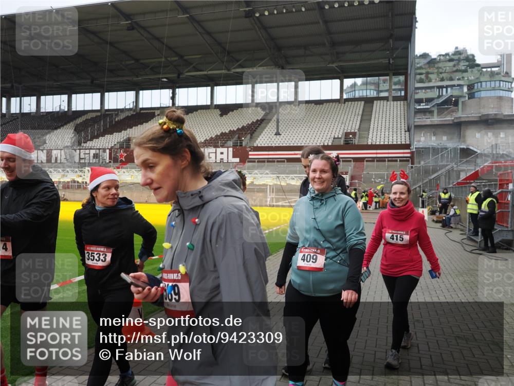 07.12.2025 - St. Pauli X-Mass-Run No. 15 Fabian Wolf http://msf.ph/oto/9423309 07.12.2025 11:58:56 Ziel 409, 413, 415, 419, 589, 1777, 3533, 4312 meine-sportfotos.de