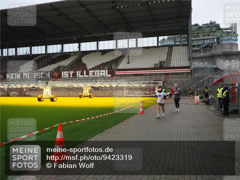 07.12.2025 - St. Pauli X-Mass-Run No. 15 Fabian Wolf http://msf.ph/oto/9423319 07.12.2025 11:59:04 Ziel 1777, 4733, 4749 meine-sportfotos.de