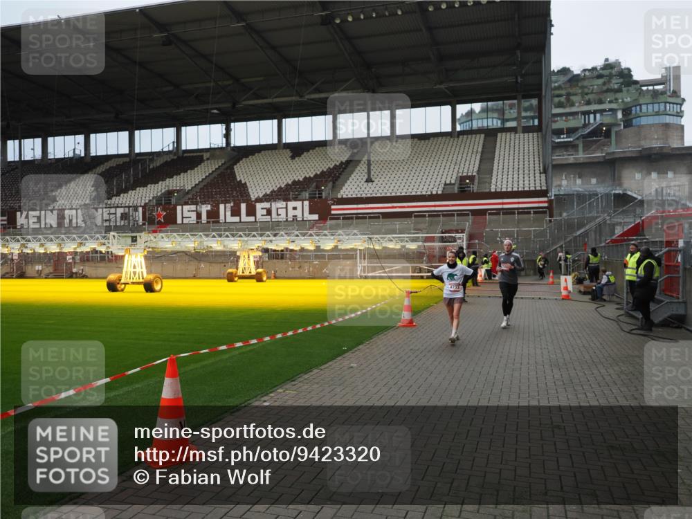 07.12.2025 - St. Pauli X-Mass-Run No. 15 Fabian Wolf http://msf.ph/oto/9423320 07.12.2025 11:59:04 Ziel 1777, 4733, 4749 meine-sportfotos.de