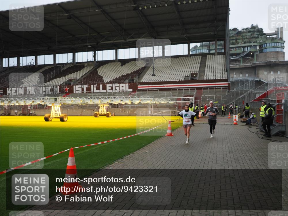 07.12.2025 - St. Pauli X-Mass-Run No. 15 Fabian Wolf http://msf.ph/oto/9423321 07.12.2025 11:59:04 Ziel 1777, 4733, 4749 meine-sportfotos.de