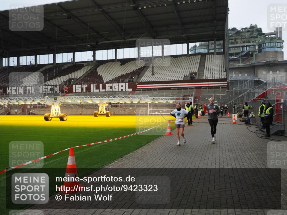 07.12.2025 - St. Pauli X-Mass-Run No. 15 Fabian Wolf http://msf.ph/oto/9423323 07.12.2025 11:59:05 Ziel 1777, 4733, 4749 meine-sportfotos.de