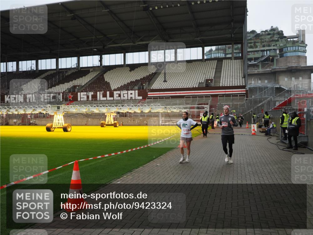 07.12.2025 - St. Pauli X-Mass-Run No. 15 Fabian Wolf http://msf.ph/oto/9423324 07.12.2025 11:59:06 Ziel 1777, 4733, 4749 meine-sportfotos.de