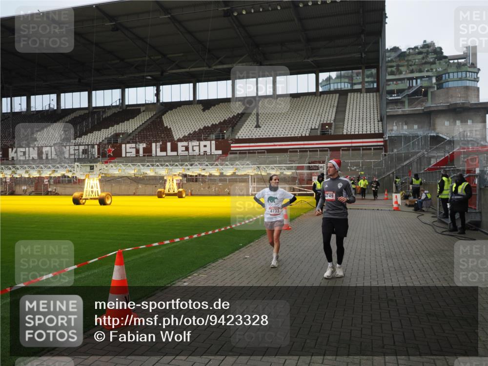 07.12.2025 - St. Pauli X-Mass-Run No. 15 Fabian Wolf http://msf.ph/oto/9423328 07.12.2025 11:59:07 Ziel 1777, 4733, 4749 meine-sportfotos.de