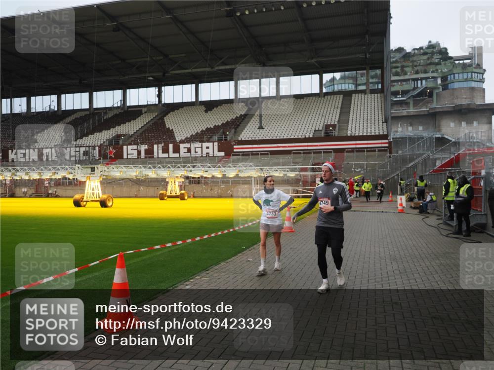 07.12.2025 - St. Pauli X-Mass-Run No. 15 Fabian Wolf http://msf.ph/oto/9423329 07.12.2025 11:59:07 Ziel 1777, 4733, 4749 meine-sportfotos.de