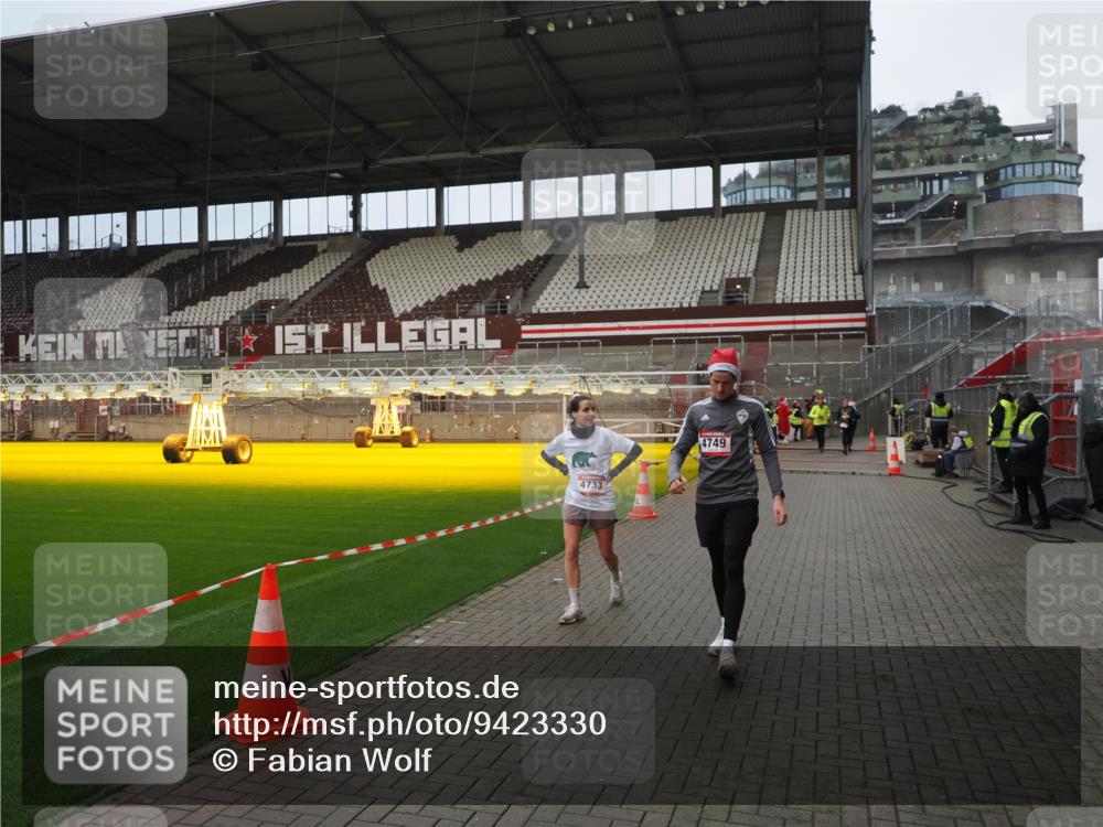 07.12.2025 - St. Pauli X-Mass-Run No. 15 Fabian Wolf http://msf.ph/oto/9423330 07.12.2025 11:59:07 Ziel 1777, 4733, 4749 meine-sportfotos.de