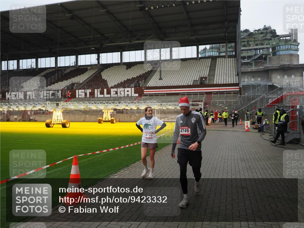 07.12.2025 - St. Pauli X-Mass-Run No. 15 Fabian Wolf http://msf.ph/oto/9423332 07.12.2025 11:59:08 Ziel 1337, 1406, 1777, 4733, 4749 meine-sportfotos.de