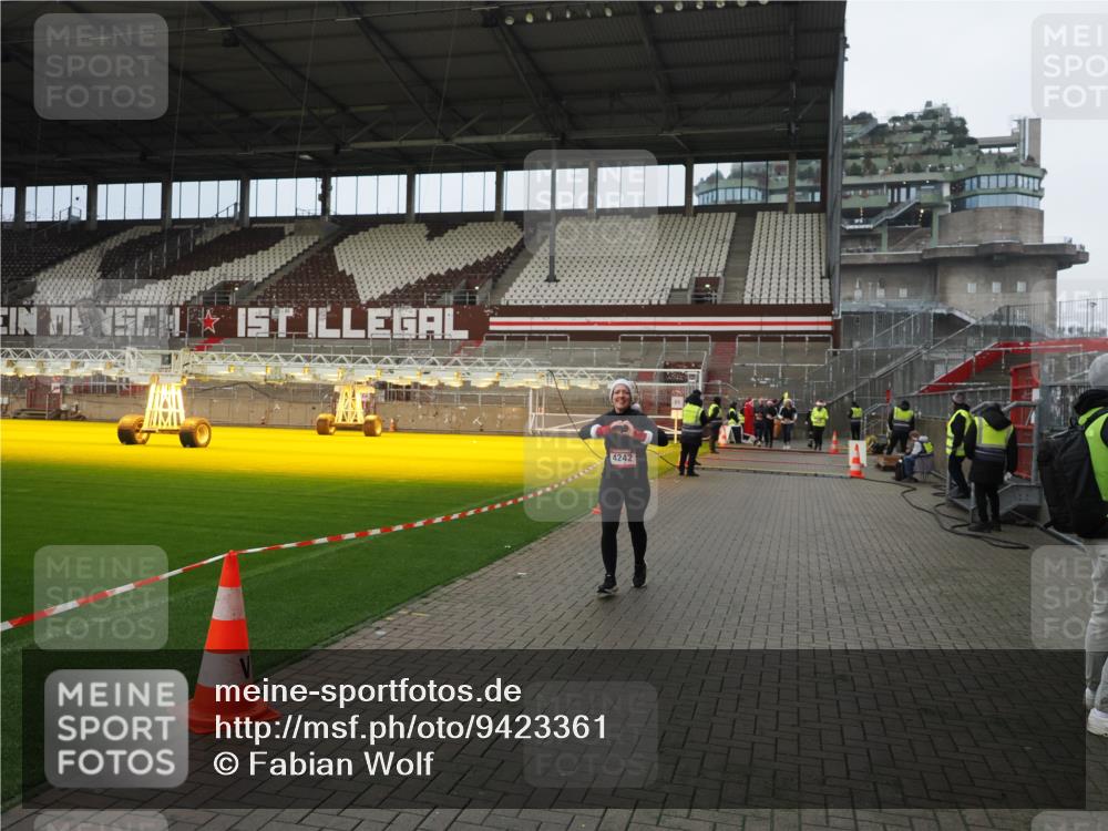 07.12.2025 - St. Pauli X-Mass-Run No. 15 Fabian Wolf http://msf.ph/oto/9423361 07.12.2025 11:59:24 Ziel 862, 1337, 1406, 4242, 4790 meine-sportfotos.de