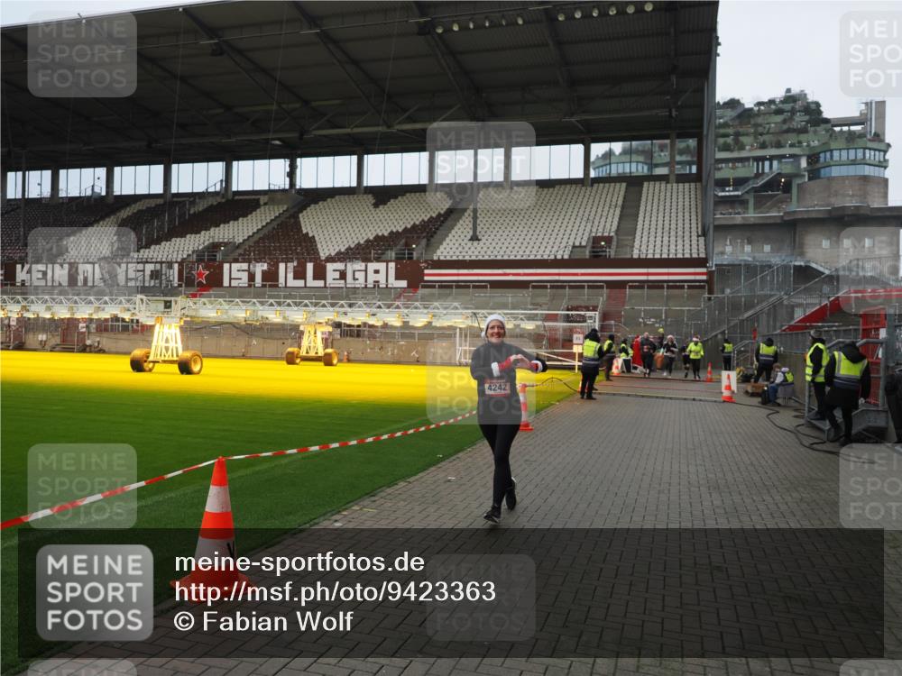 07.12.2025 - St. Pauli X-Mass-Run No. 15 Fabian Wolf http://msf.ph/oto/9423363 07.12.2025 11:59:25 Ziel 862, 1337, 1406, 4242, 4790 meine-sportfotos.de