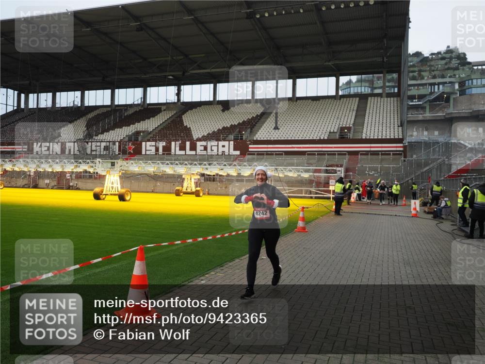 07.12.2025 - St. Pauli X-Mass-Run No. 15 Fabian Wolf http://msf.ph/oto/9423365 07.12.2025 11:59:25 Ziel 862, 1337, 1406, 4242, 4790 meine-sportfotos.de