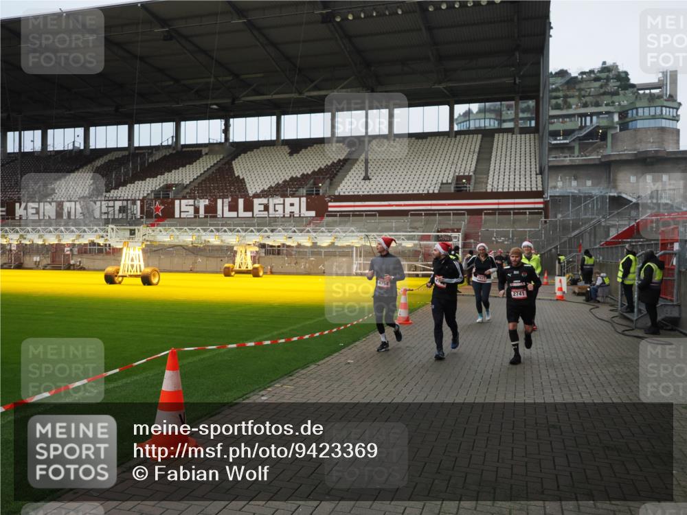 07.12.2025 - St. Pauli X-Mass-Run No. 15 Fabian Wolf http://msf.ph/oto/9423369 07.12.2025 11:59:33 Ziel 2627, 2630, 2741, 4242, 4306, 4744, 4754 meine-sportfotos.de