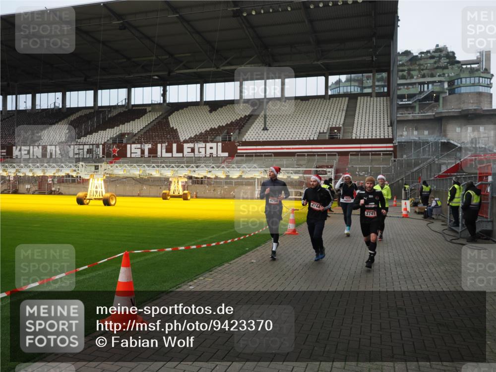 07.12.2025 - St. Pauli X-Mass-Run No. 15 Fabian Wolf http://msf.ph/oto/9423370 07.12.2025 11:59:33 Ziel 2627, 2630, 2741, 4242, 4306, 4744, 4754 meine-sportfotos.de