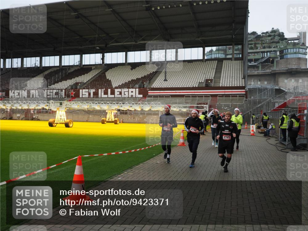 07.12.2025 - St. Pauli X-Mass-Run No. 15 Fabian Wolf http://msf.ph/oto/9423371 07.12.2025 11:59:34 Ziel 1864, 1868, 2627, 2630, 2741, 4242, 4306, 4744, 4754 meine-sportfotos.de