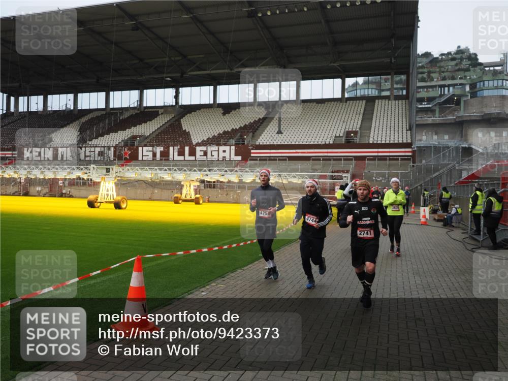 07.12.2025 - St. Pauli X-Mass-Run No. 15 Fabian Wolf http://msf.ph/oto/9423373 07.12.2025 11:59:34 Ziel 1864, 1868, 2627, 2630, 2741, 4242, 4306, 4744, 4754 meine-sportfotos.de
