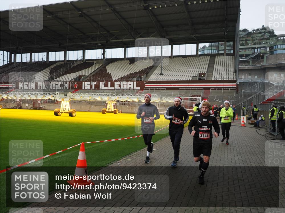 07.12.2025 - St. Pauli X-Mass-Run No. 15 Fabian Wolf http://msf.ph/oto/9423374 07.12.2025 11:59:34 Ziel 1864, 1868, 2627, 2630, 2741, 4242, 4306, 4744, 4754 meine-sportfotos.de