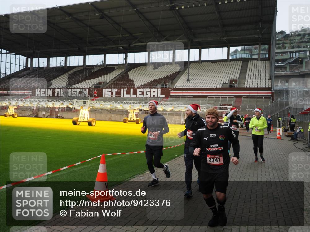 07.12.2025 - St. Pauli X-Mass-Run No. 15 Fabian Wolf http://msf.ph/oto/9423376 07.12.2025 11:59:35 Ziel 1864, 1865, 1868, 2627, 2630, 2741, 4242, 4306, 4744, 4754 meine-sportfotos.de