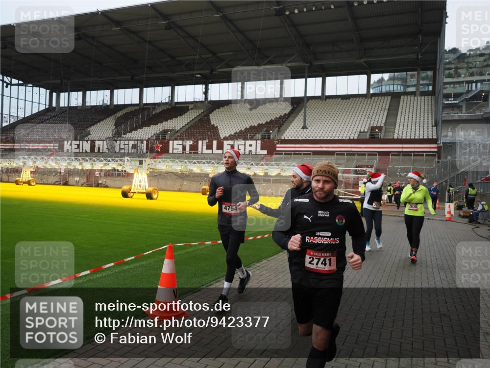 07.12.2025 - St. Pauli X-Mass-Run No. 15 Fabian Wolf http://msf.ph/oto/9423377 07.12.2025 11:59:35 Ziel 1864, 1865, 1868, 2627, 2630, 2741, 4242, 4306, 4744, 4754 meine-sportfotos.de