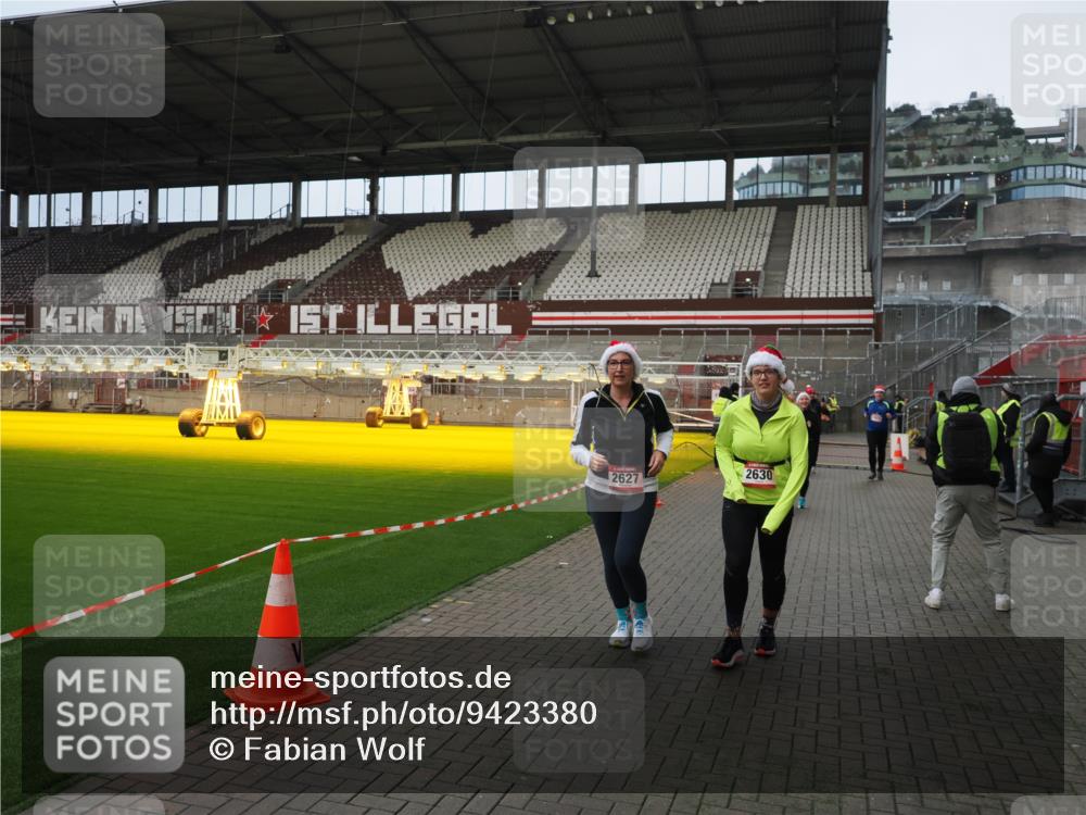 07.12.2025 - St. Pauli X-Mass-Run No. 15 Fabian Wolf http://msf.ph/oto/9423380 07.12.2025 11:59:37 Ziel 1864, 1865, 1868, 2627, 2630, 2741, 4242, 4306, 4744, 4754 meine-sportfotos.de