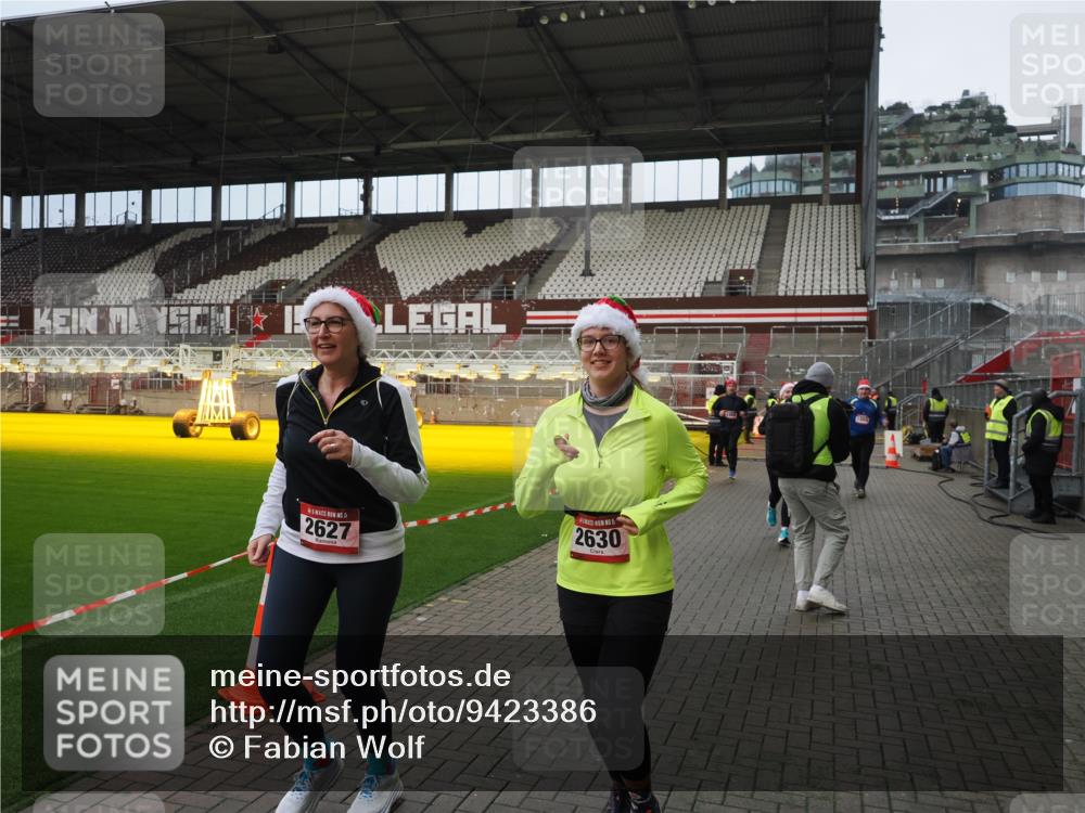 07.12.2025 - St. Pauli X-Mass-Run No. 15 Fabian Wolf http://msf.ph/oto/9423386 07.12.2025 11:59:38 Ziel 1864, 1865, 1868, 2627, 2630, 2741, 4306, 4744, 4754 meine-sportfotos.de