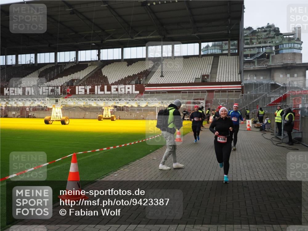 07.12.2025 - St. Pauli X-Mass-Run No. 15 Fabian Wolf http://msf.ph/oto/9423387 07.12.2025 11:59:40 Ziel 1864, 1865, 1868, 2627, 2630, 2741, 4306, 4744, 4754 meine-sportfotos.de