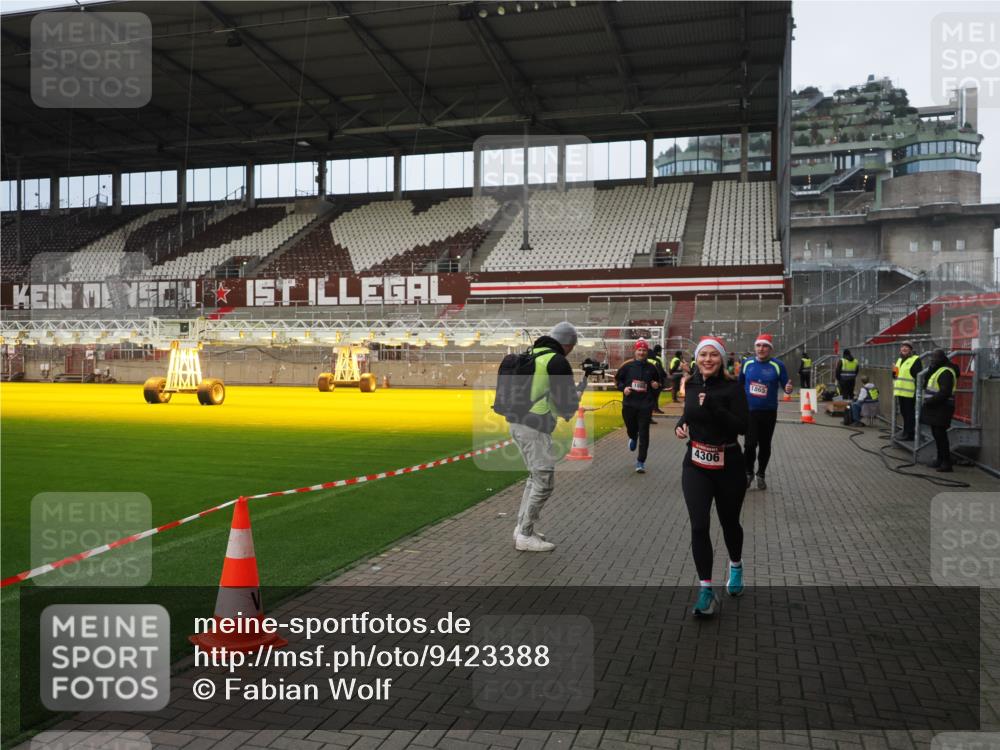 07.12.2025 - St. Pauli X-Mass-Run No. 15 Fabian Wolf http://msf.ph/oto/9423388 07.12.2025 11:59:40 Ziel 1864, 1865, 1868, 2627, 2630, 2741, 4306, 4744, 4754 meine-sportfotos.de