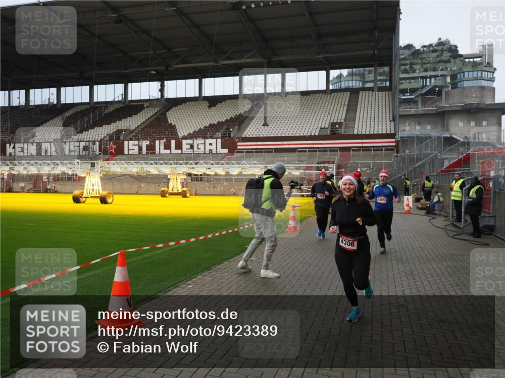 07.12.2025 - St. Pauli X-Mass-Run No. 15 Fabian Wolf http://msf.ph/oto/9423389 07.12.2025 11:59:40 Ziel 1864, 1865, 1868, 2627, 2630, 2741, 4306, 4744, 4754 meine-sportfotos.de