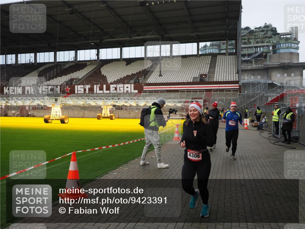 07.12.2025 - St. Pauli X-Mass-Run No. 15 Fabian Wolf http://msf.ph/oto/9423391 07.12.2025 11:59:41 Ziel 1864, 1865, 1868, 2627, 2630, 2741, 4306, 4744, 4754 meine-sportfotos.de