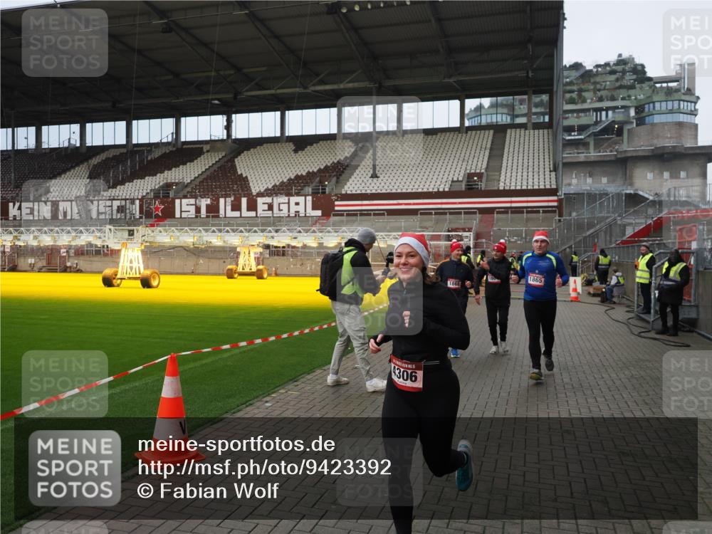 07.12.2025 - St. Pauli X-Mass-Run No. 15 Fabian Wolf http://msf.ph/oto/9423392 07.12.2025 11:59:41 Ziel 1864, 1865, 1868, 2627, 2630, 2741, 4306, 4744, 4754 meine-sportfotos.de