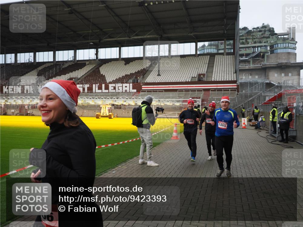 07.12.2025 - St. Pauli X-Mass-Run No. 15 Fabian Wolf http://msf.ph/oto/9423393 07.12.2025 11:59:41 Ziel 1864, 1865, 1868, 2627, 2630, 2741, 4306, 4744, 4754 meine-sportfotos.de