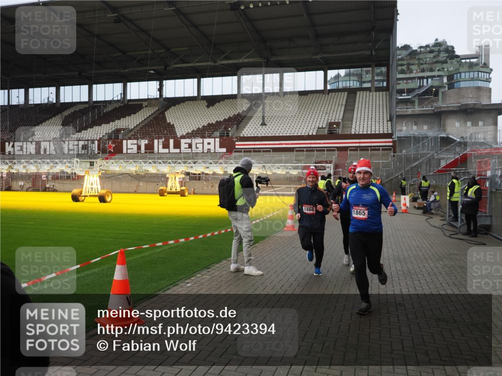07.12.2025 - St. Pauli X-Mass-Run No. 15 Fabian Wolf http://msf.ph/oto/9423394 07.12.2025 11:59:42 Ziel 1864, 1865, 1868, 2627, 2630, 2741, 4306, 4744, 4754 meine-sportfotos.de