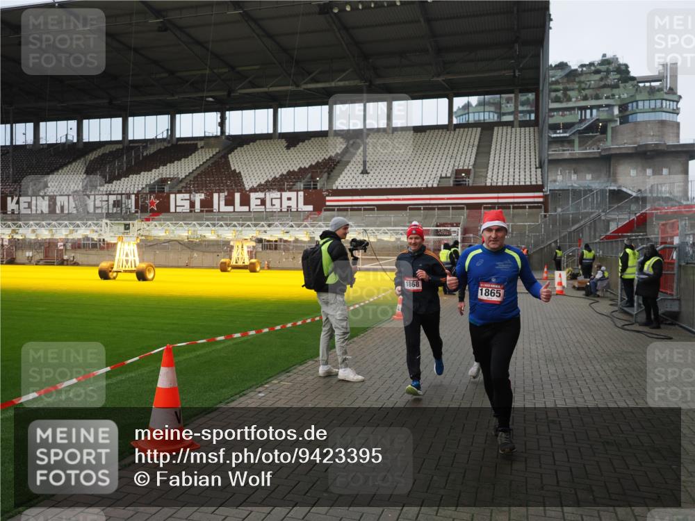 07.12.2025 - St. Pauli X-Mass-Run No. 15 Fabian Wolf http://msf.ph/oto/9423395 07.12.2025 11:59:42 Ziel 1864, 1865, 1868, 2627, 2630, 2741, 4306, 4744, 4754 meine-sportfotos.de