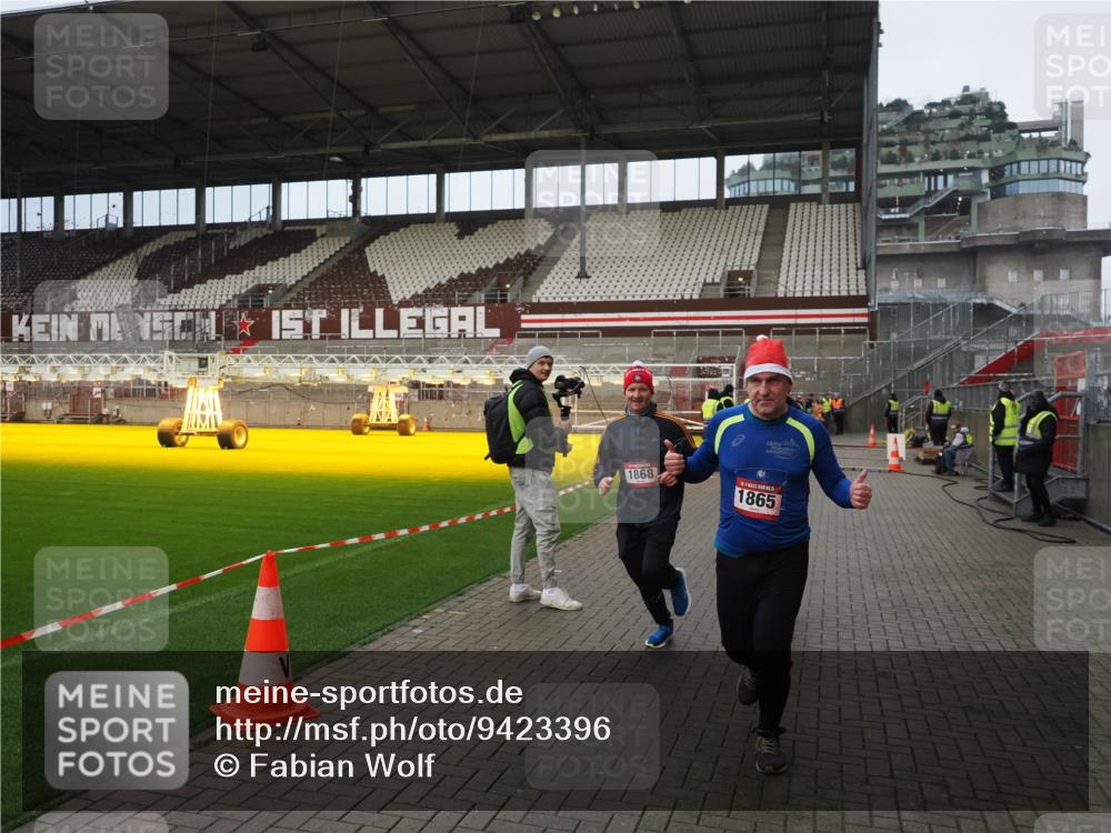 07.12.2025 - St. Pauli X-Mass-Run No. 15 Fabian Wolf http://msf.ph/oto/9423396 07.12.2025 11:59:42 Ziel 1864, 1865, 1868, 2627, 2630, 2741, 4306, 4744, 4754 meine-sportfotos.de