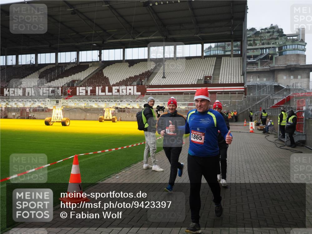 07.12.2025 - St. Pauli X-Mass-Run No. 15 Fabian Wolf http://msf.ph/oto/9423397 07.12.2025 11:59:42 Ziel 1864, 1865, 1868, 2627, 2630, 2741, 4306, 4744, 4754 meine-sportfotos.de