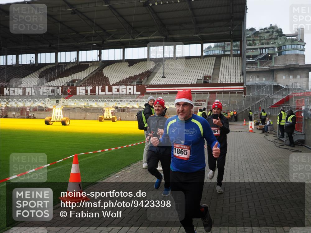 07.12.2025 - St. Pauli X-Mass-Run No. 15 Fabian Wolf http://msf.ph/oto/9423398 07.12.2025 11:59:42 Ziel 1864, 1865, 1868, 2627, 2630, 2741, 4306, 4744, 4754 meine-sportfotos.de