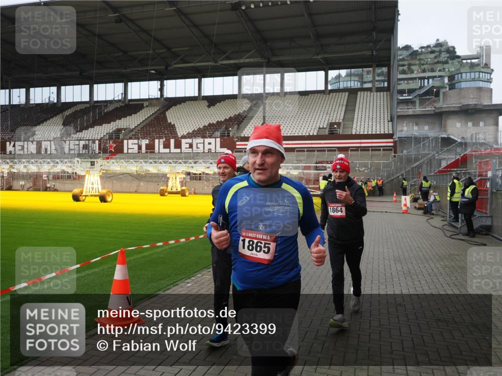 07.12.2025 - St. Pauli X-Mass-Run No. 15 Fabian Wolf http://msf.ph/oto/9423399 07.12.2025 11:59:43 Ziel 1864, 1865, 1868, 2627, 2630, 2741, 4306, 4744, 4754 meine-sportfotos.de