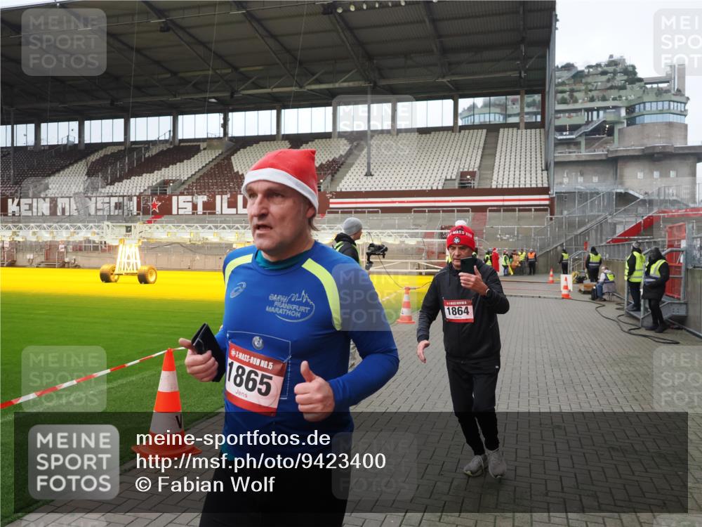 07.12.2025 - St. Pauli X-Mass-Run No. 15 Fabian Wolf http://msf.ph/oto/9423400 07.12.2025 11:59:43 Ziel 1864, 1865, 1868, 2627, 2630, 2741, 4306, 4744, 4754 meine-sportfotos.de