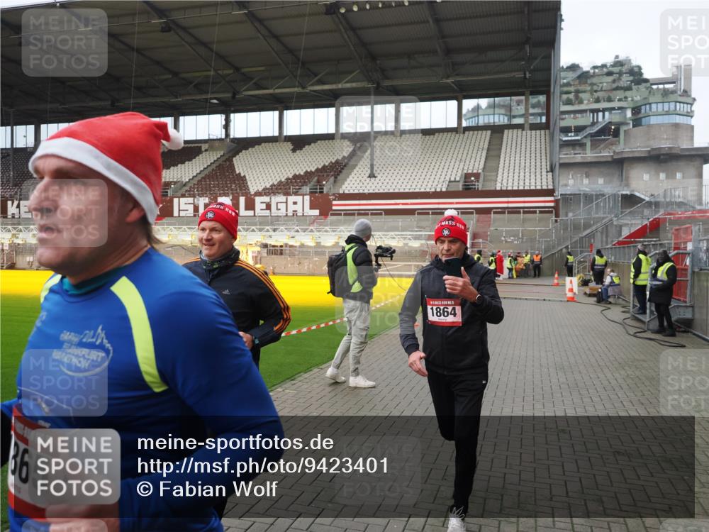07.12.2025 - St. Pauli X-Mass-Run No. 15 Fabian Wolf http://msf.ph/oto/9423401 07.12.2025 11:59:43 Ziel 1864, 1865, 1868, 2627, 2630, 2741, 4306, 4744, 4754 meine-sportfotos.de