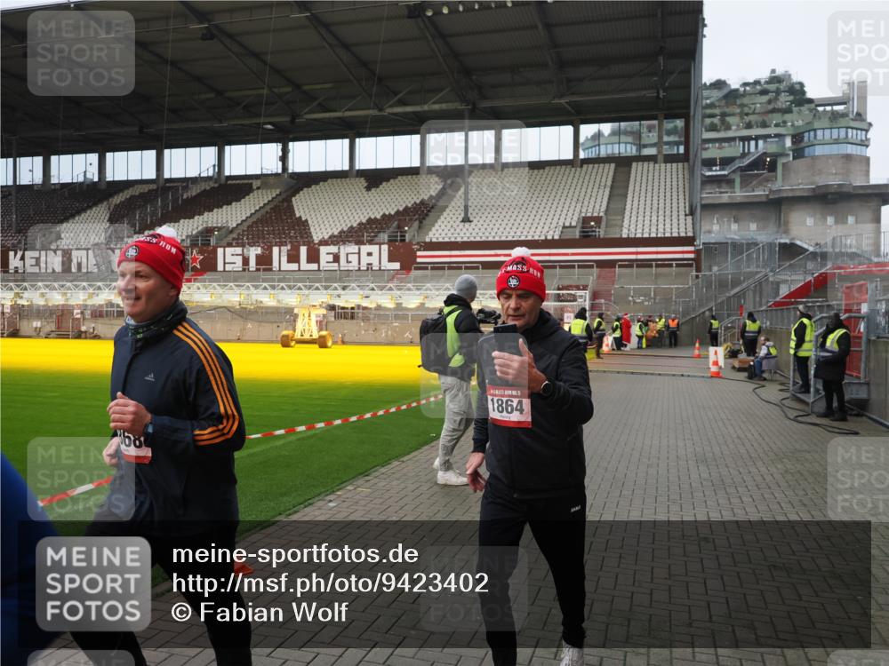 07.12.2025 - St. Pauli X-Mass-Run No. 15 Fabian Wolf http://msf.ph/oto/9423402 07.12.2025 11:59:43 Ziel 1864, 1865, 1868, 2627, 2630, 2741, 4306, 4744, 4754 meine-sportfotos.de