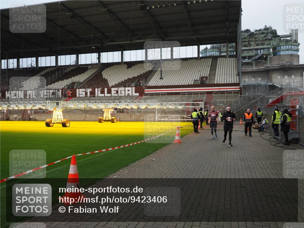 07.12.2025 - St. Pauli X-Mass-Run No. 15 Fabian Wolf http://msf.ph/oto/9423406 07.12.2025 12:00:03 Ziel 4743, 4752 meine-sportfotos.de