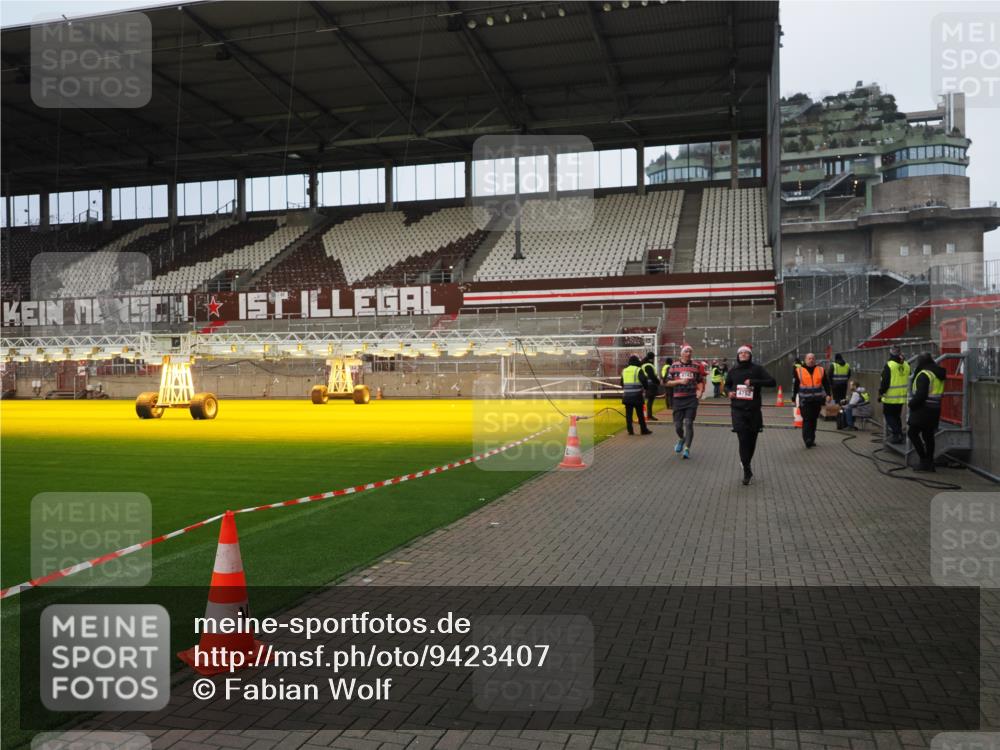 07.12.2025 - St. Pauli X-Mass-Run No. 15 Fabian Wolf http://msf.ph/oto/9423407 07.12.2025 12:00:03 Ziel 4743, 4752 meine-sportfotos.de