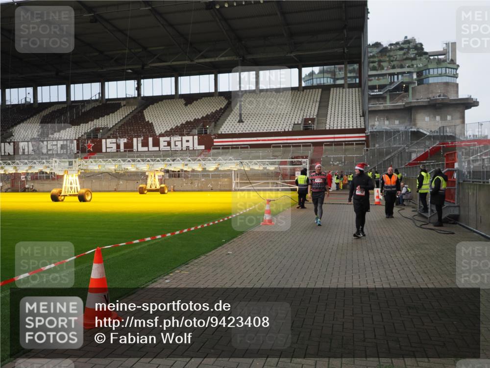 07.12.2025 - St. Pauli X-Mass-Run No. 15 Fabian Wolf http://msf.ph/oto/9423408 07.12.2025 12:00:04 Ziel 4743, 4752 meine-sportfotos.de