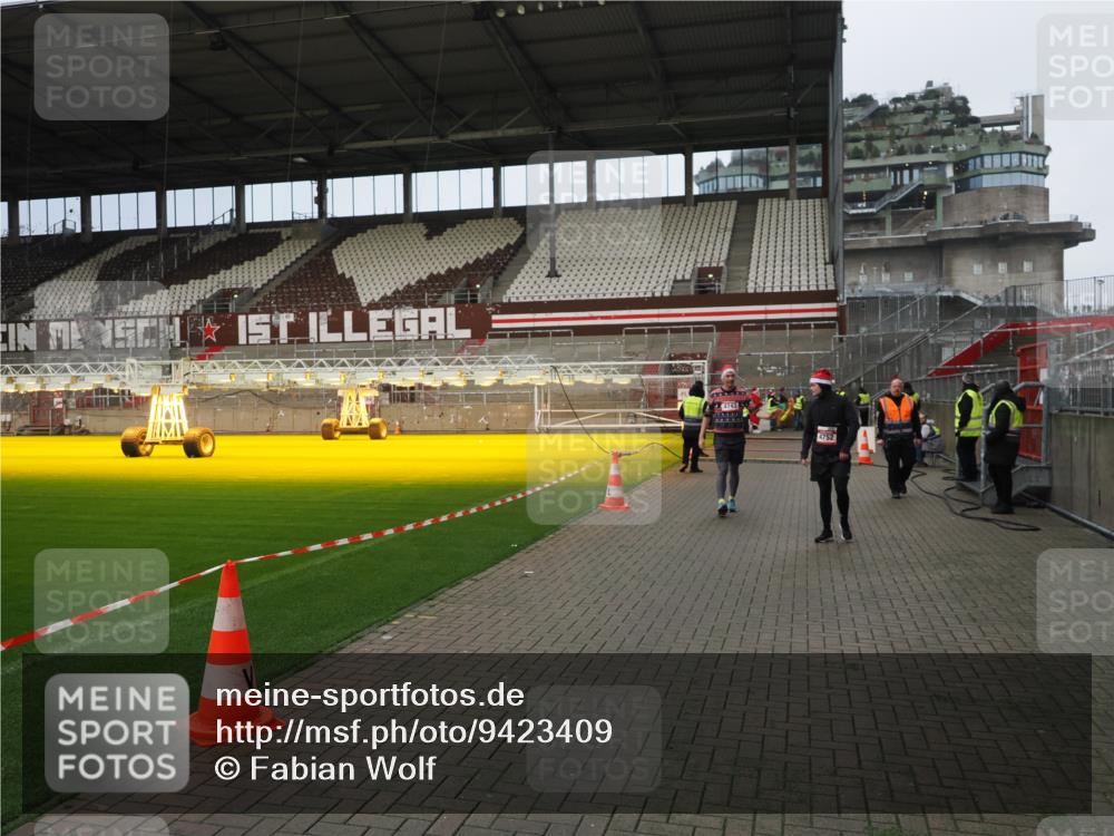07.12.2025 - St. Pauli X-Mass-Run No. 15 Fabian Wolf http://msf.ph/oto/9423409 07.12.2025 12:00:04 Ziel 4743, 4752 meine-sportfotos.de