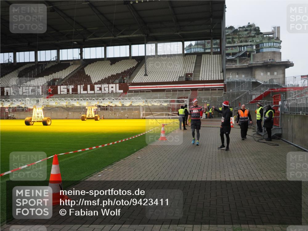 07.12.2025 - St. Pauli X-Mass-Run No. 15 Fabian Wolf http://msf.ph/oto/9423411 07.12.2025 12:00:05 Ziel 4743, 4752 meine-sportfotos.de