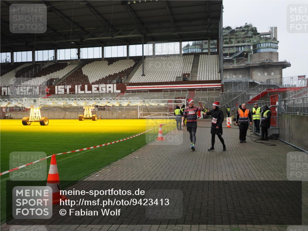 07.12.2025 - St. Pauli X-Mass-Run No. 15 Fabian Wolf http://msf.ph/oto/9423413 07.12.2025 12:00:06 Ziel 4743, 4752 meine-sportfotos.de