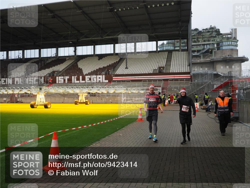 07.12.2025 - St. Pauli X-Mass-Run No. 15 Fabian Wolf http://msf.ph/oto/9423414 07.12.2025 12:00:08 Ziel 4743, 4752 meine-sportfotos.de