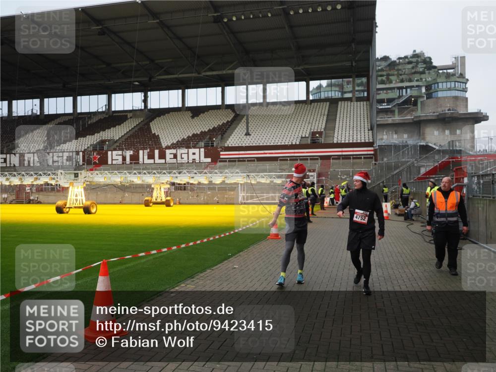 07.12.2025 - St. Pauli X-Mass-Run No. 15 Fabian Wolf http://msf.ph/oto/9423415 07.12.2025 12:00:09 Ziel 4743, 4752 meine-sportfotos.de