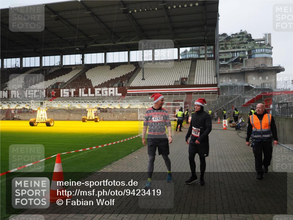 07.12.2025 - St. Pauli X-Mass-Run No. 15 Fabian Wolf http://msf.ph/oto/9423419 07.12.2025 12:00:10 Ziel 4743, 4752 meine-sportfotos.de