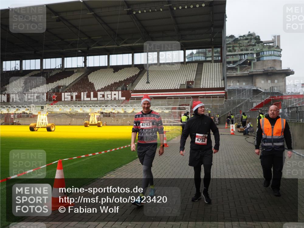 07.12.2025 - St. Pauli X-Mass-Run No. 15 Fabian Wolf http://msf.ph/oto/9423420 07.12.2025 12:00:11 Ziel 4743, 4752 meine-sportfotos.de