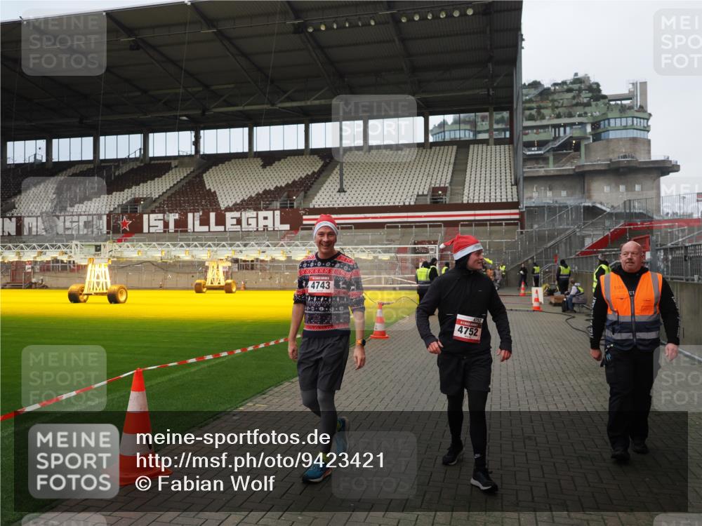 07.12.2025 - St. Pauli X-Mass-Run No. 15 Fabian Wolf http://msf.ph/oto/9423421 07.12.2025 12:00:11 Ziel 4743, 4752 meine-sportfotos.de