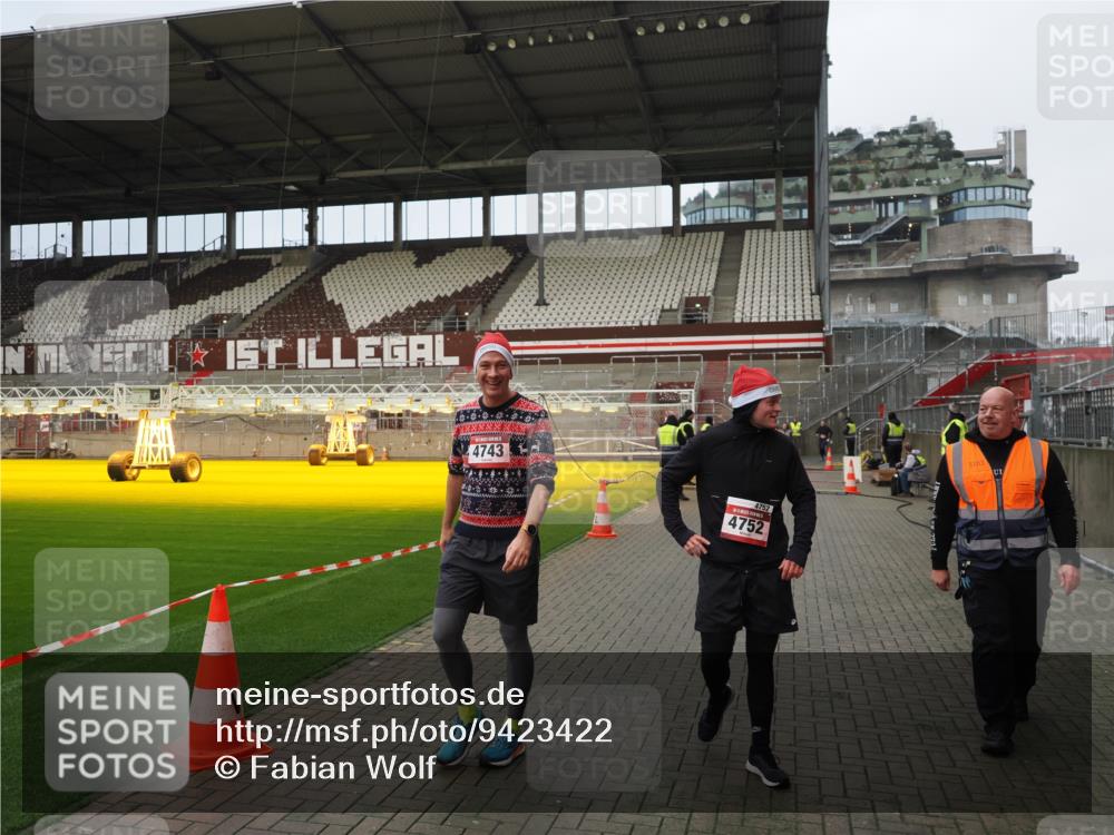 07.12.2025 - St. Pauli X-Mass-Run No. 15 Fabian Wolf http://msf.ph/oto/9423422 07.12.2025 12:00:11 Ziel 4743, 4752 meine-sportfotos.de